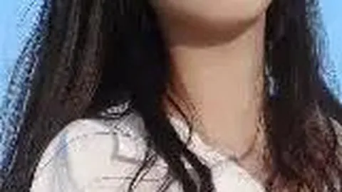 余依婷荣获金牌，游泳斗志昂扬